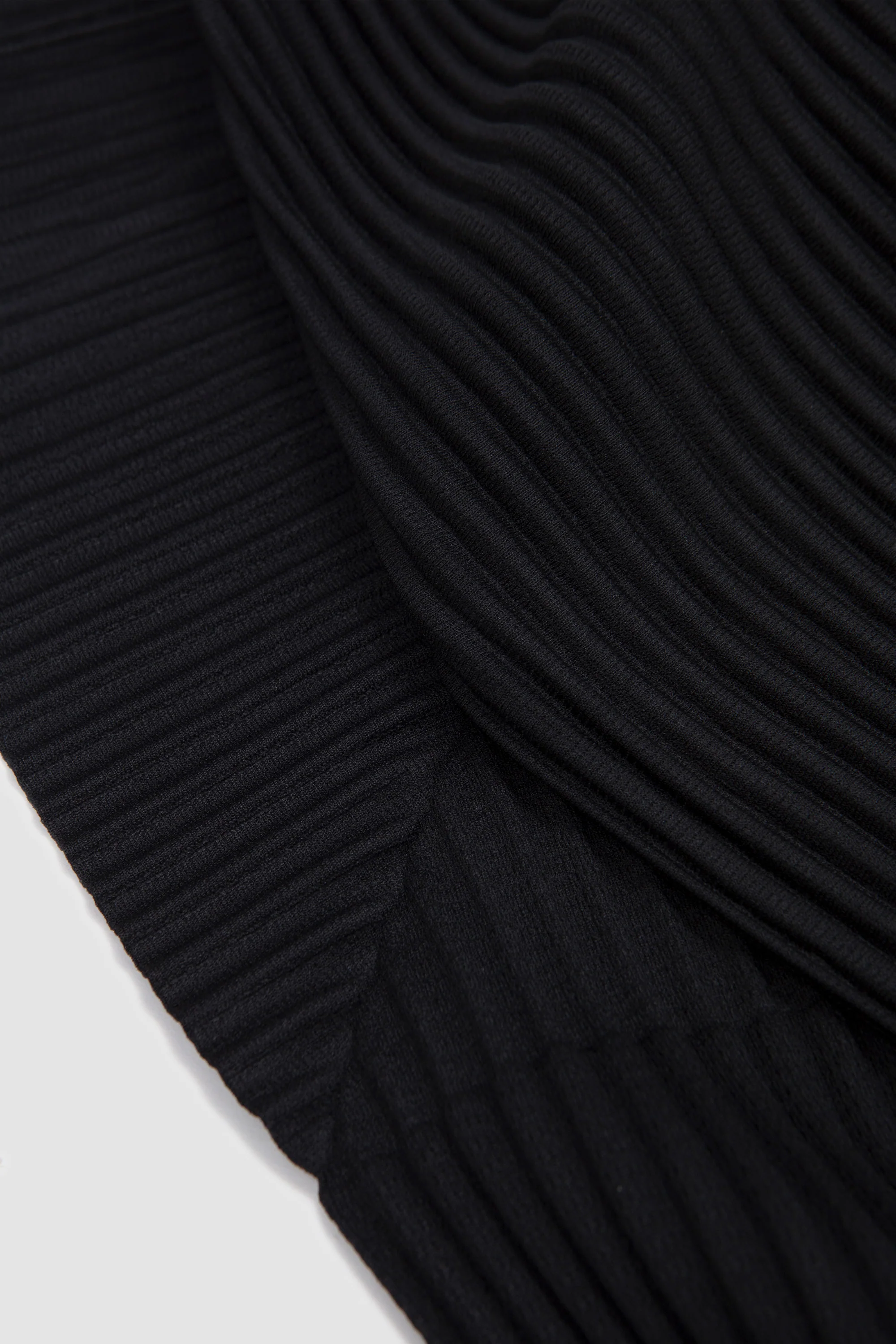 Basics V-Neck Shirt Black - Image 4